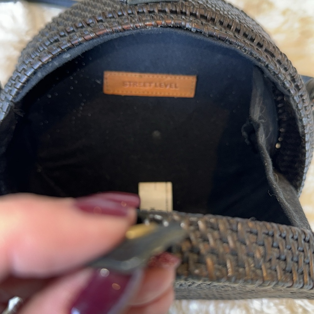 Street level Crossbody - Picture 3 of 4